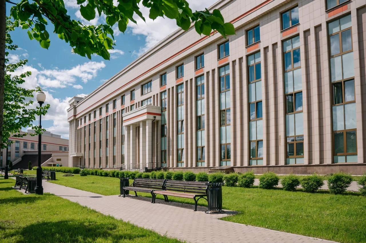 Здесь школьники ищут и находят то, что им требуется для учебы
